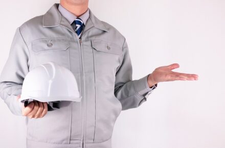 手を出す工事業者